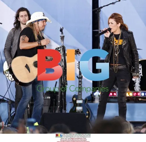 Miley Cyrus and Brett Michaels Perform on GMA
