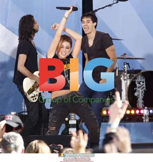Miley Cyrus and Brett Michaels Perform on GMA