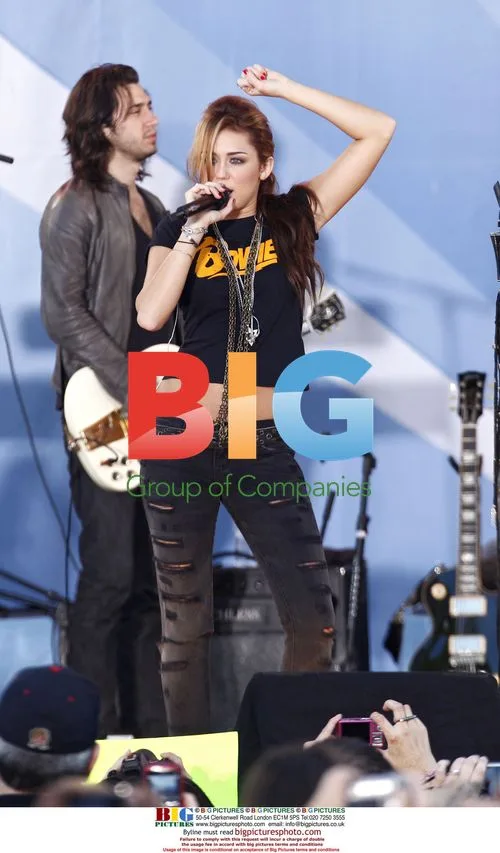 Brett Michaels and Miley Cyrus perform on GMA
