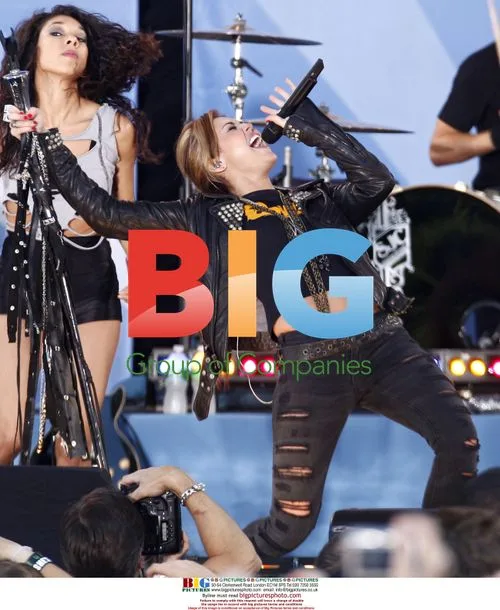 Brett Michaels and Miley Cyrus Perform on GMA