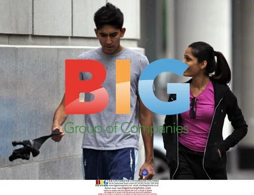 Slumdog Millionaire couple in the rain