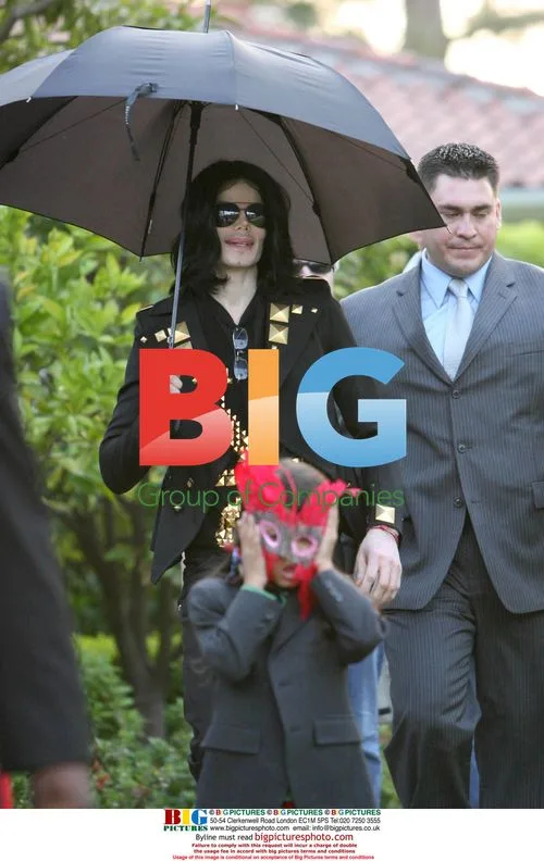 Michael Jackson Leaving Beverly Hills Hotel