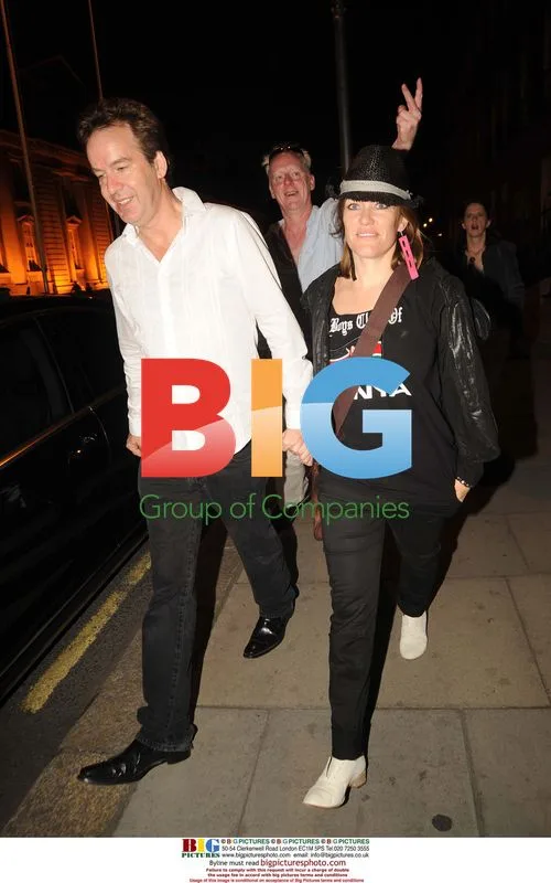 Cerys Matthews and boyfriend stroll in Dublin