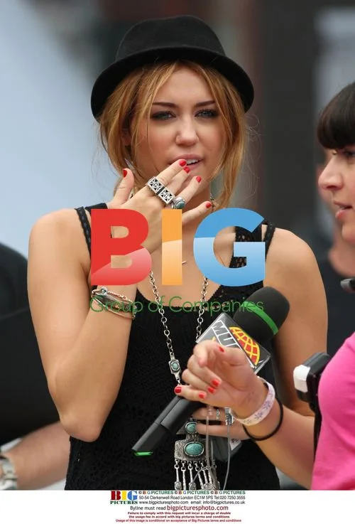Miley Cyrus Rehearsing for 2010 MMVAs