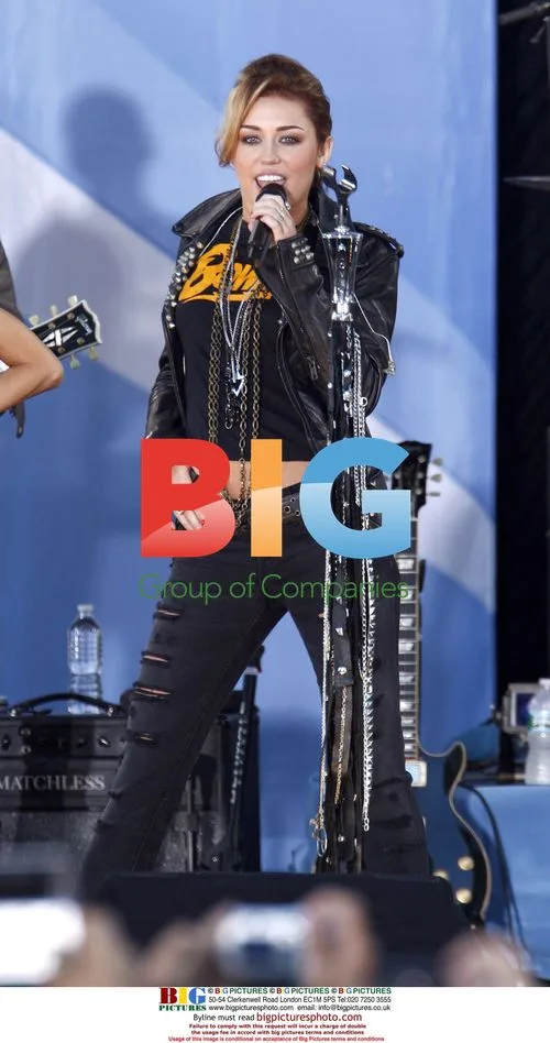 Brett Michaels and Miley Cyrus Perform