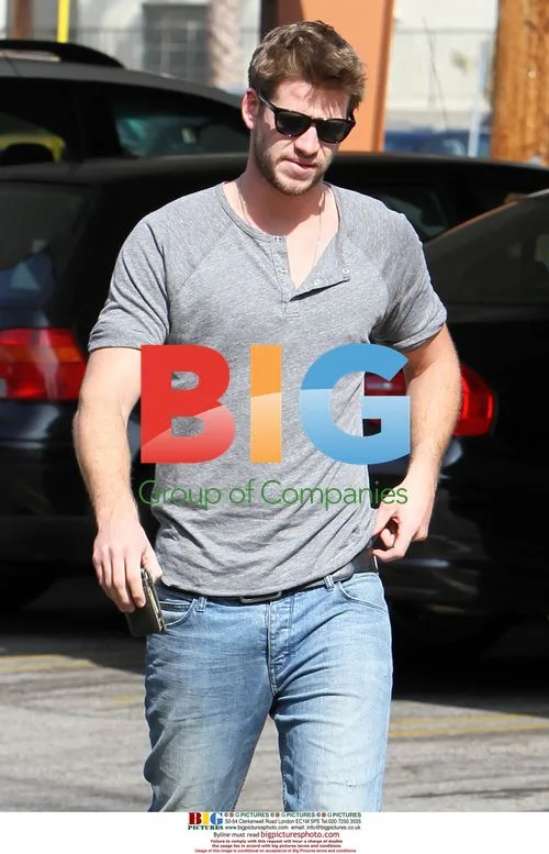Liam Hemsworth Entering Starbucks