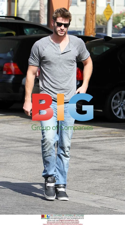 Liam Hemsworth at Starbucks