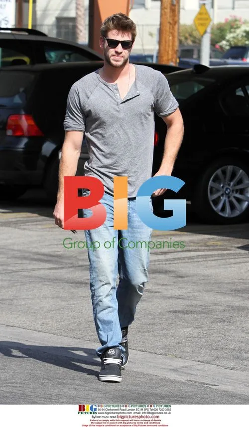 Liam Hemsworth Starbucks