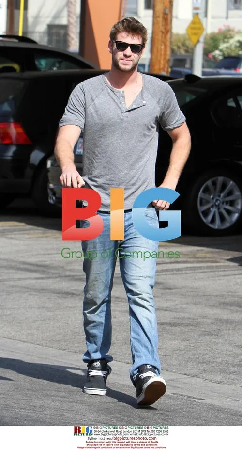 Liam Hemsworth Starbucks Visit