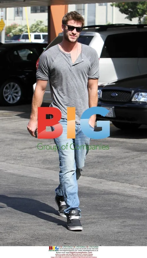 Liam Hemsworth Starbucks Run