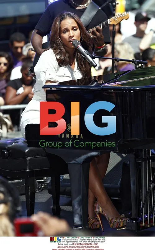 Alicia Keys Performs on CBS Early Show