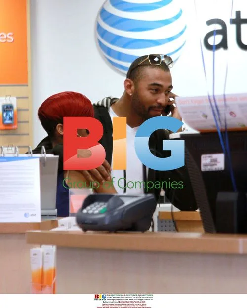 Rihanna and boyfriend shop for iPhone 4
