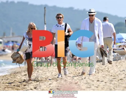 Liam Neeson, Joely Richardson, and Vanessa Redgrave on Beach