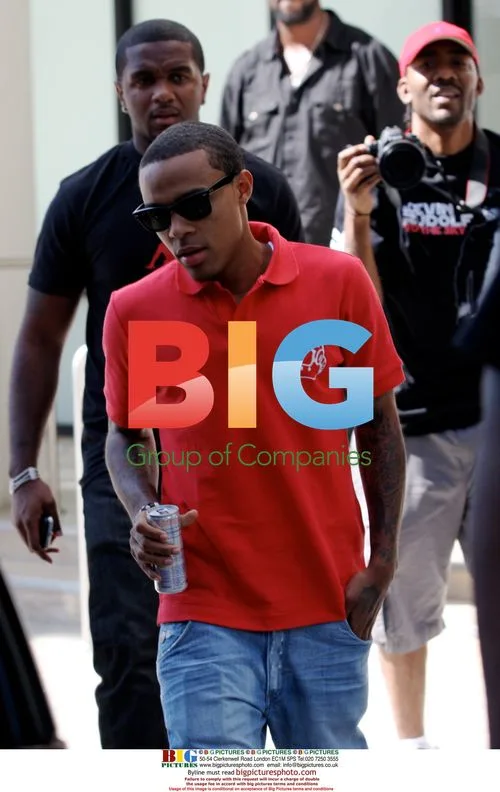 Bow Wow out with entourage in Beverly Hills