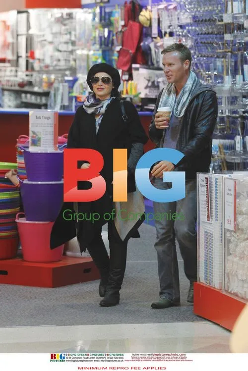 Dannii Minogue Shopping with Boyfriend