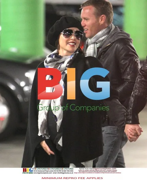 Dannii Minogue Shopping with Boyfriend