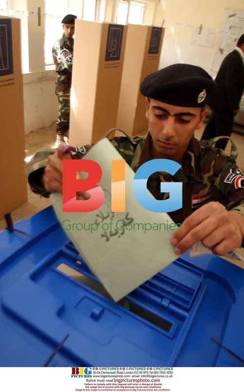 Iraqi policeman voting in Baghdad
