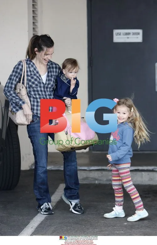 Jennifer Garner picks up daughters from school