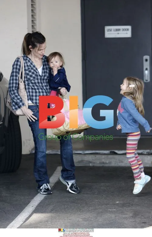 Jennifer Garner Picks Up Daughters From School