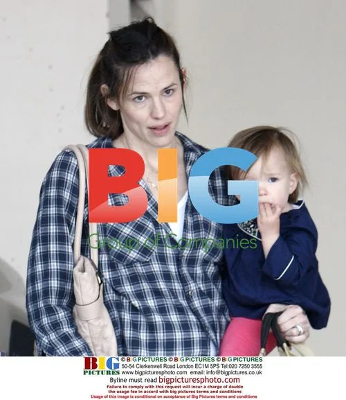 Jennifer Garner Picks Up Daughters From School