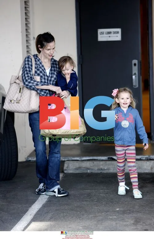 Jennifer Garner Picks Up Daughters