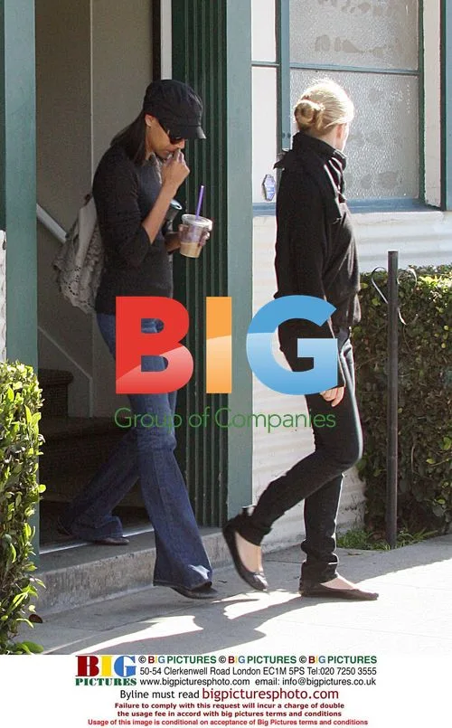 Zoe Saldana Leaving Studio for Nail Spa