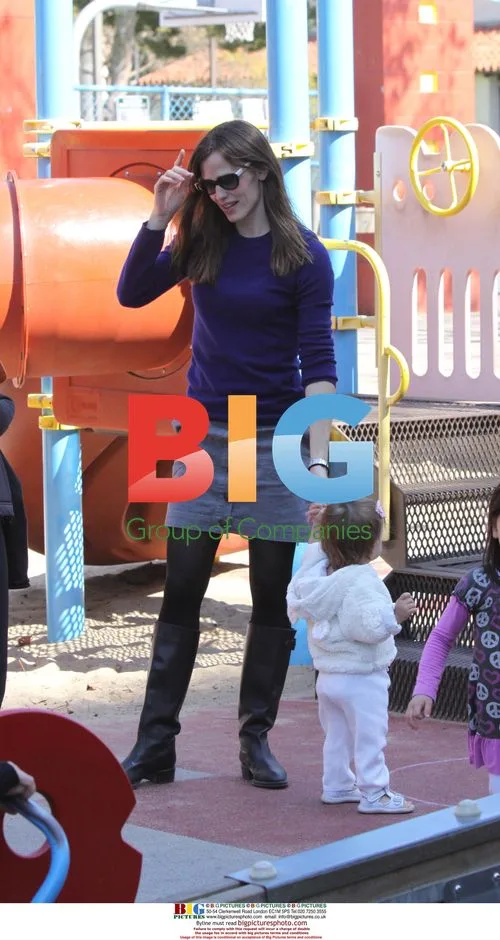 Jennifer Garner with Violet and Seraphina at the Park