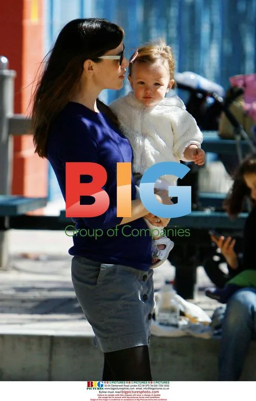 Jennifer Garner with daughters at Santa Monica park
