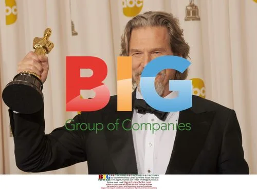 Jeff Bridges Holds Oscar