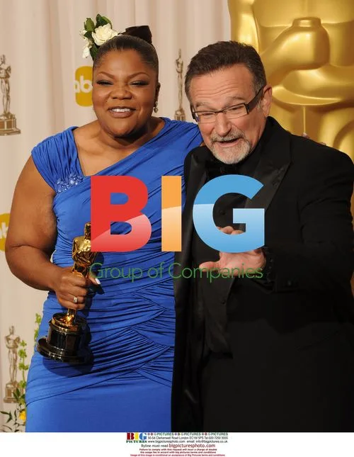 Mo'Nique Accepts Oscar Backstage