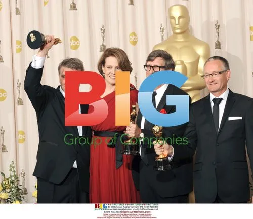 Rick Carter, Sigourney Weaver, Robert Stromberg and Kim Sinclair with Oscars for "Avatar"