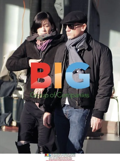 Daniel Craig and Satsuki Mitchell Shopping