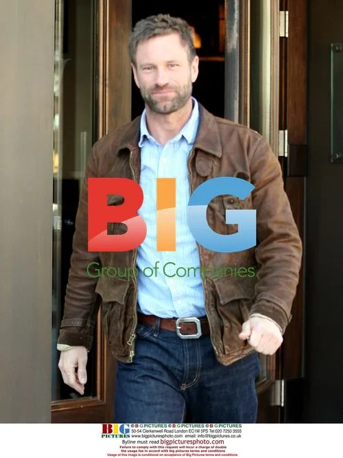 Aaron Eckhart Leaving Restaurant