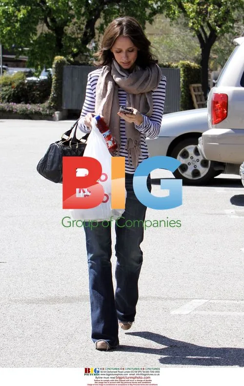 Jennifer Love Hewitt grabs food