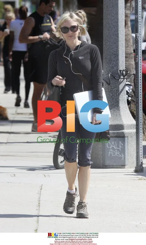 Renee Zellweger Walks to Lunch in Venice
