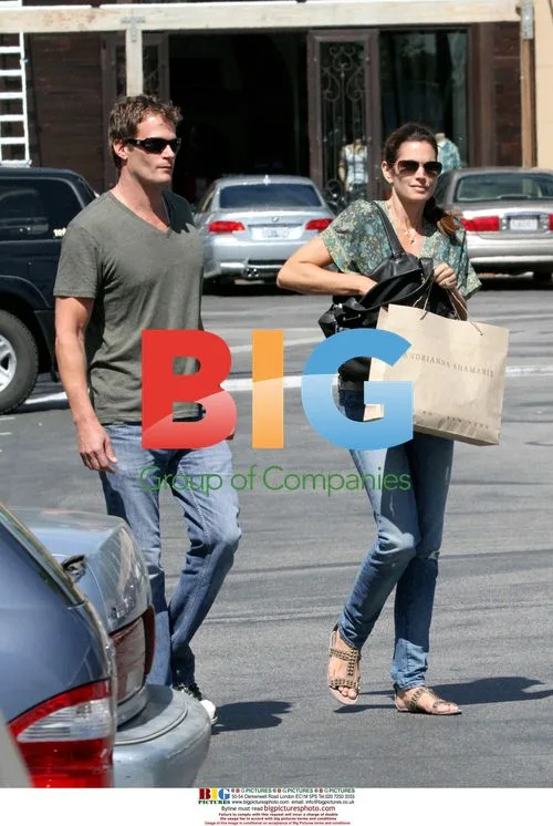 Cindy Crawford shops with husband