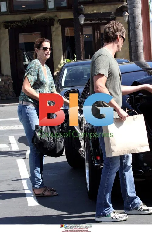 Cindy Crawford Shopping in Malibu