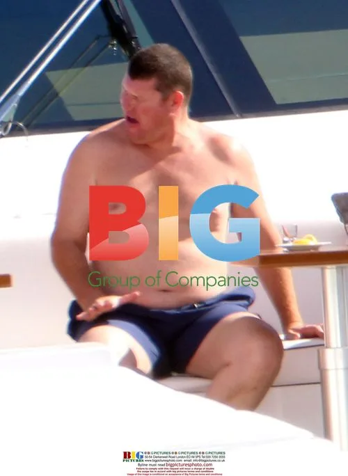 James Packer Enjoys Drinks with Friends