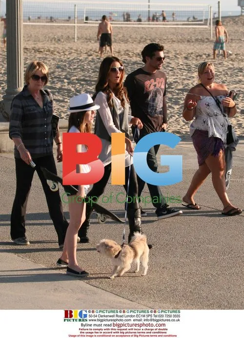 Kate Beckinsale with Family at Venice Beach