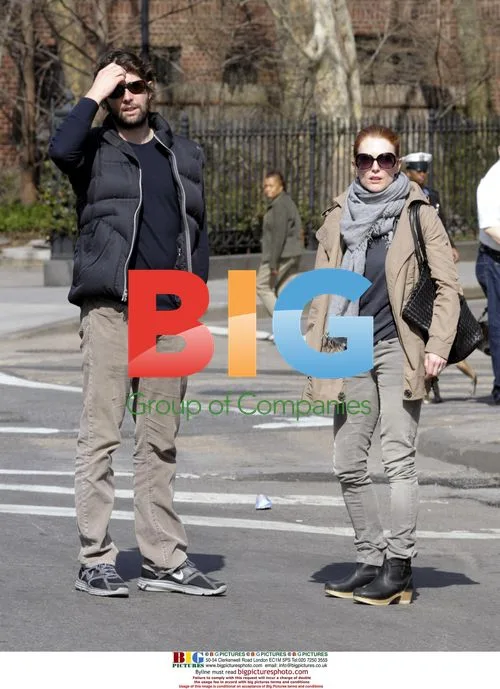 Julianne Moore and husband hail cab in NYC