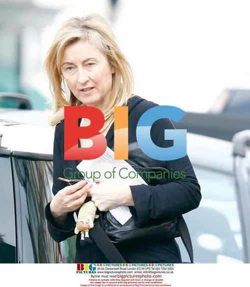 Fiona Philips Drops Off Kids, Heads to Gym
