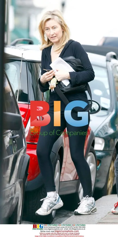 Fiona Philips Dropping Off Kids, Heading to Gym