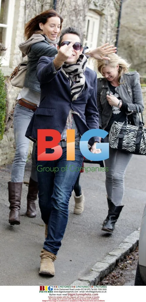 Kate Moss and Jamie Hince go to pub with friends