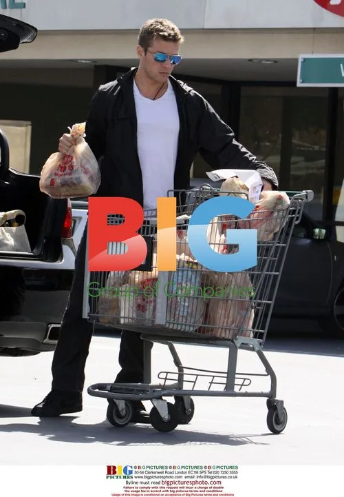 Rhyan Phillippe Grocery Shopping with Kids
