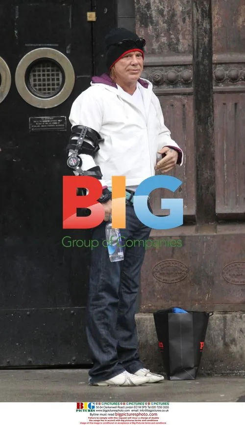 Mickey Rourke Shopping with Injury