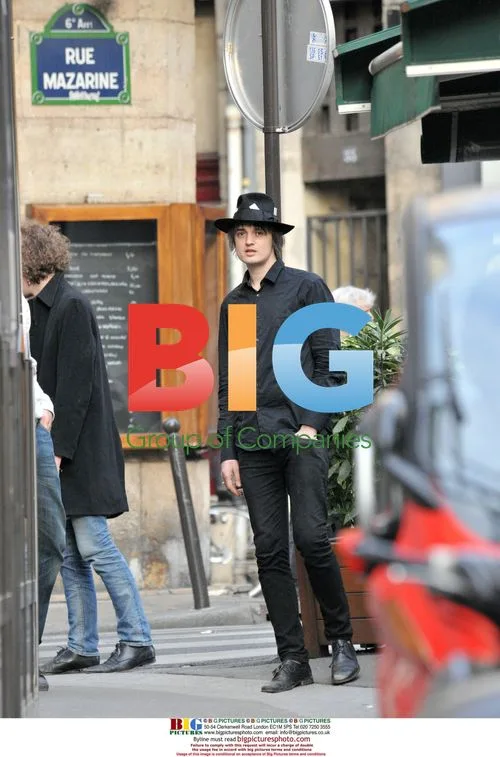 Pete Doherty Drinks at Paris Bar