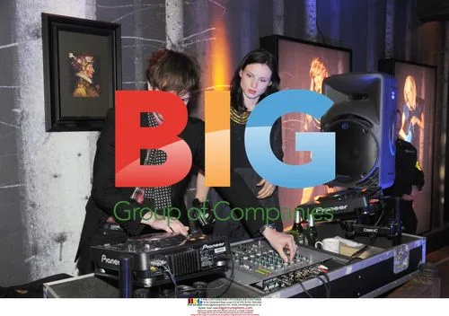 Sophie Ellis-Bextor Enjoys Tea During DJ Set