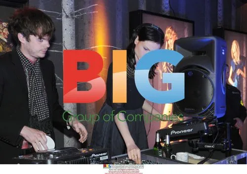 Sophie Ellis-Bextor Enjoys Tea During DJ Set