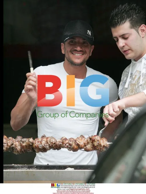 Peter Andre Has BBQ for Friends in Brighton