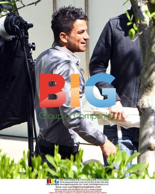 Peter Andre Provides Tea for Crew
